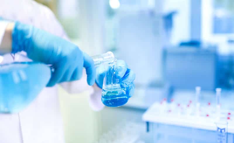 يقوم أطباء المستشفى بفحص المرضى بحيث يتم ذلك